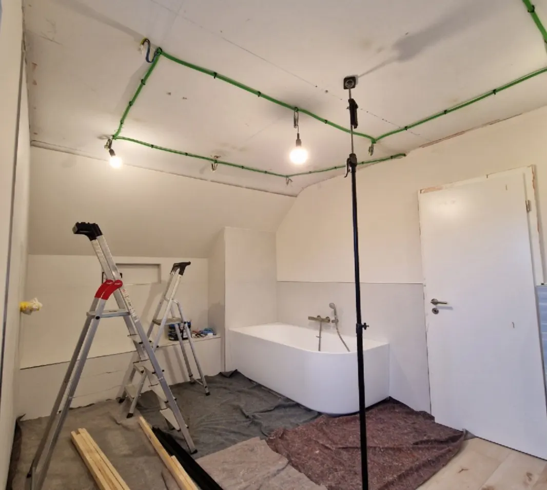 Vorher: Badezimmer im Dachgeschoss während der Spanndecken-Montage, Kronewald Spanndecken